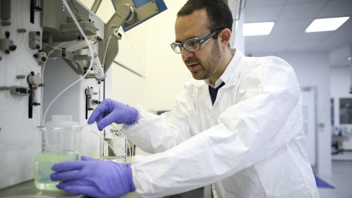An image of a medtech researcher, supported by ForTaMP, working in the CPI labs